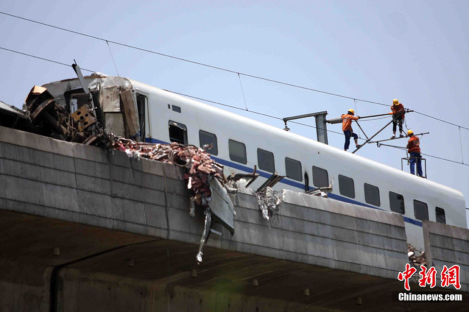 温州动车追尾事故电力部门对铁路电缆进行抢修