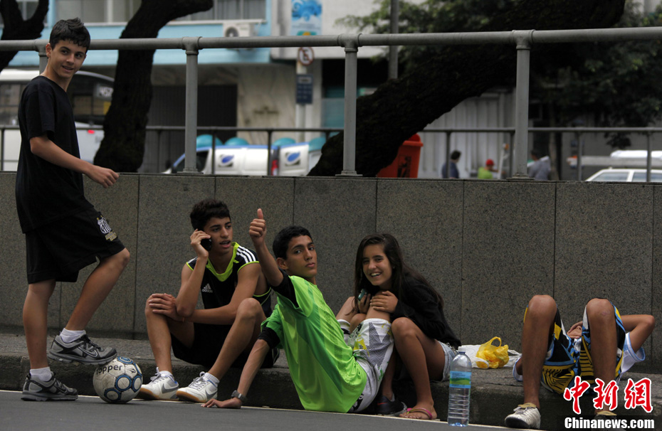 实拍巴西街头足球