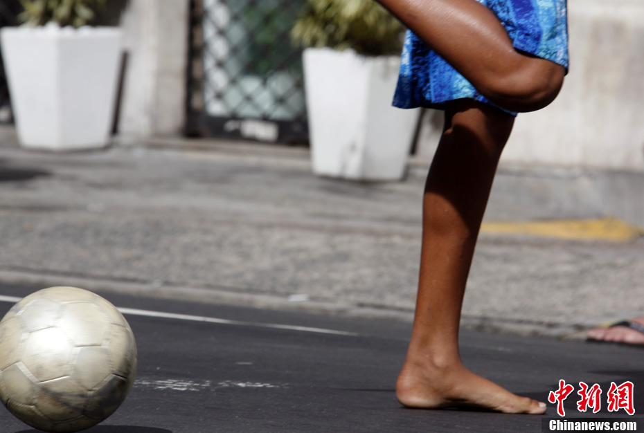 实拍巴西街头足球