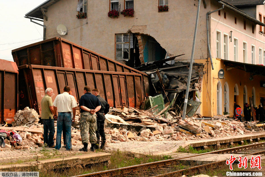 波兰火车脱轨撞向民宅造成3人死亡-中新网
