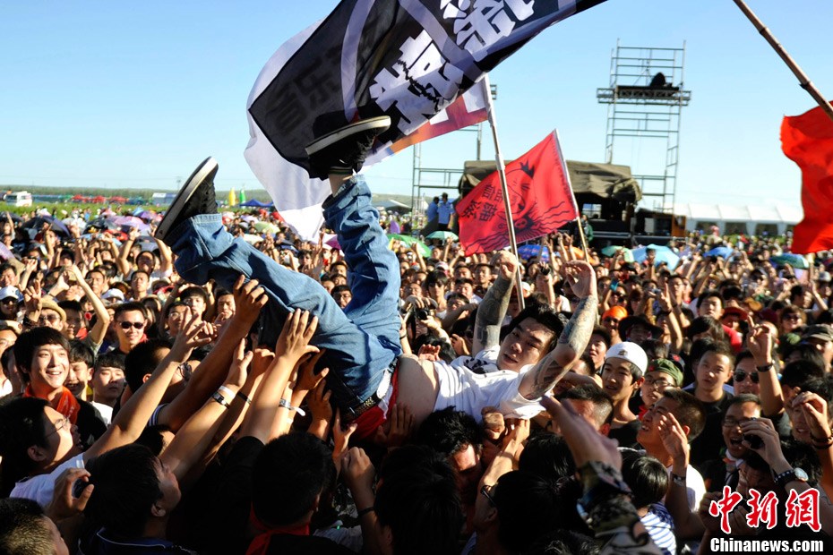 张北音乐节进入第二天乐手歌迷热力不减