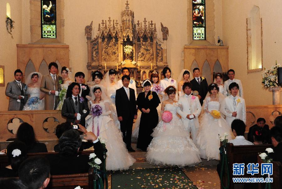 日本福岛县10对新人举行集体婚礼