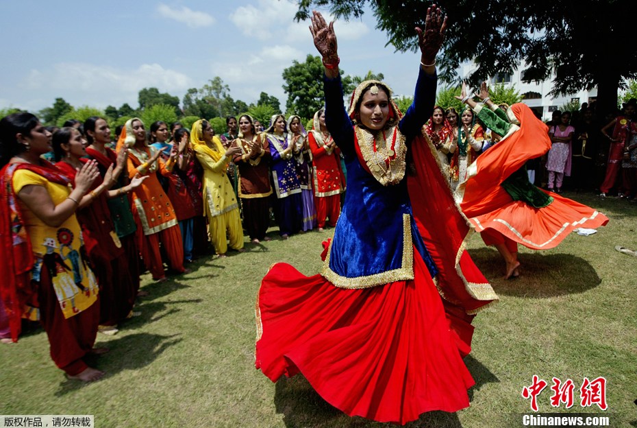 ӡ��Ů��ѧ��ʢװ�����Ἢ��