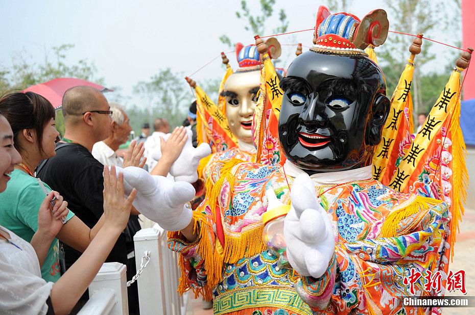 台湾电音三太子世园会内大秀兔子舞
