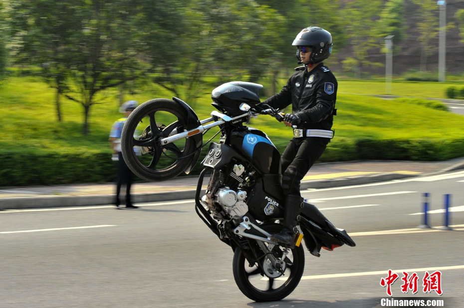 重庆国宾护卫队酷暑天展特技