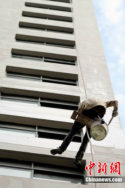 高空作业的蜘蛛人