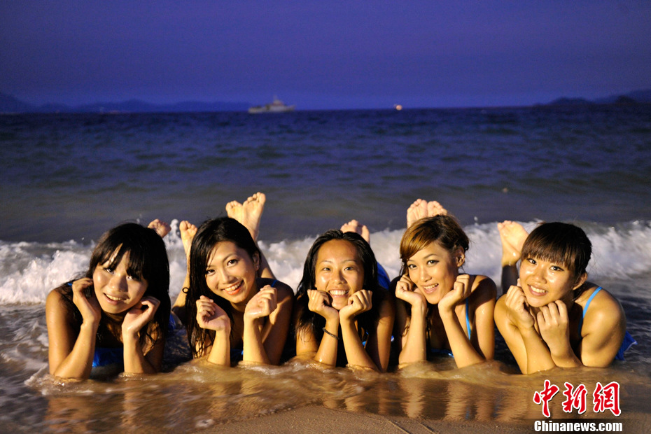 沙排宝贝海边戏水演绎动感诠释青春活力