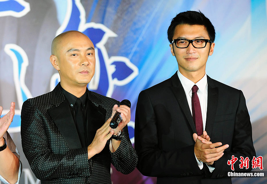 8月17日,谢霆锋,张卫健一同亮相电视剧《下一个奇迹》北京发布会.