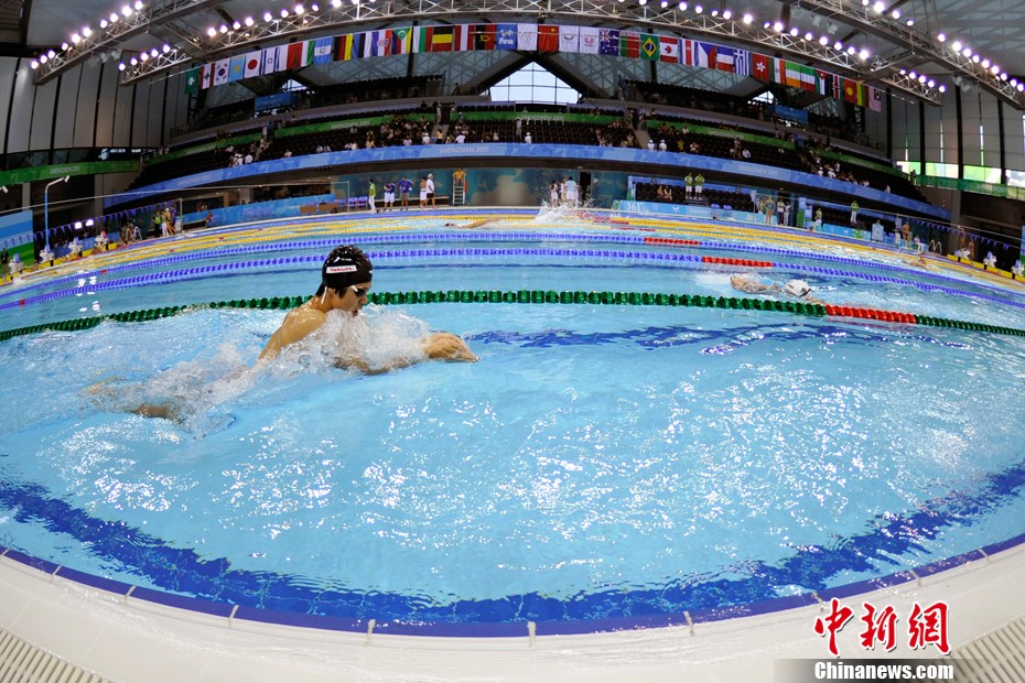 大运会游泳赛前运动员临阵磨枪