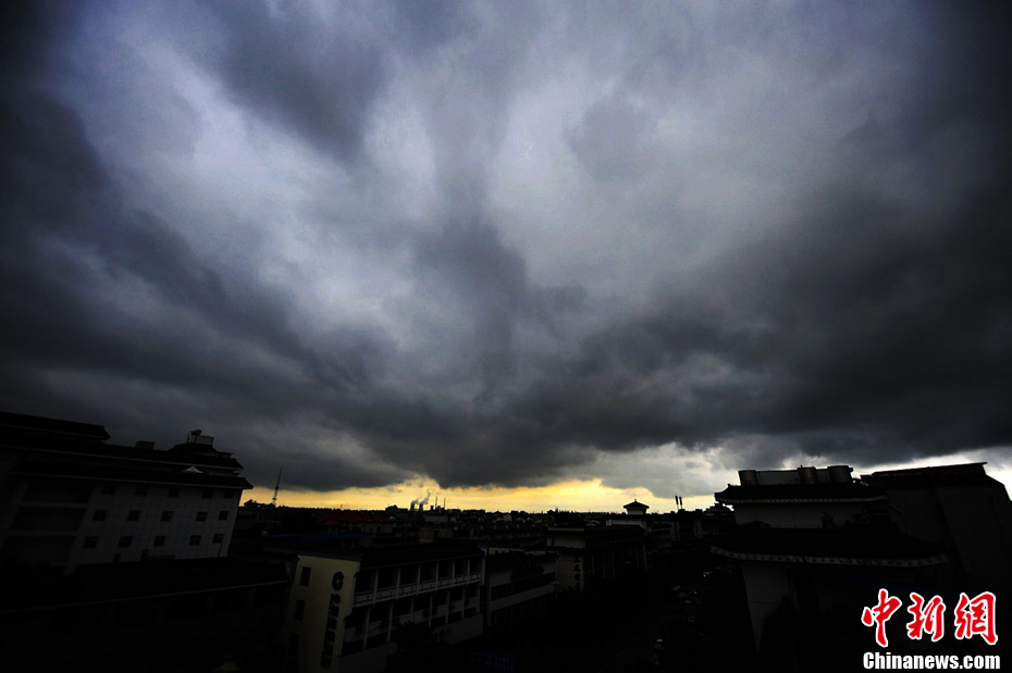 江苏扬州上空现 一线天 奇观 中新网 江苏扬州上空现 一线天 奇观 中新网