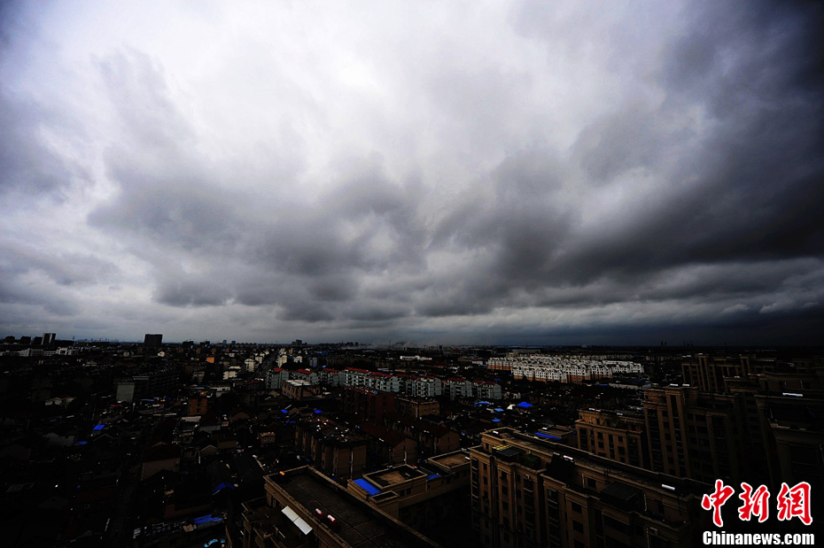 江苏扬州上空现 一线天 奇观 中新网 江苏扬州上空现 一线天 奇观 中新网