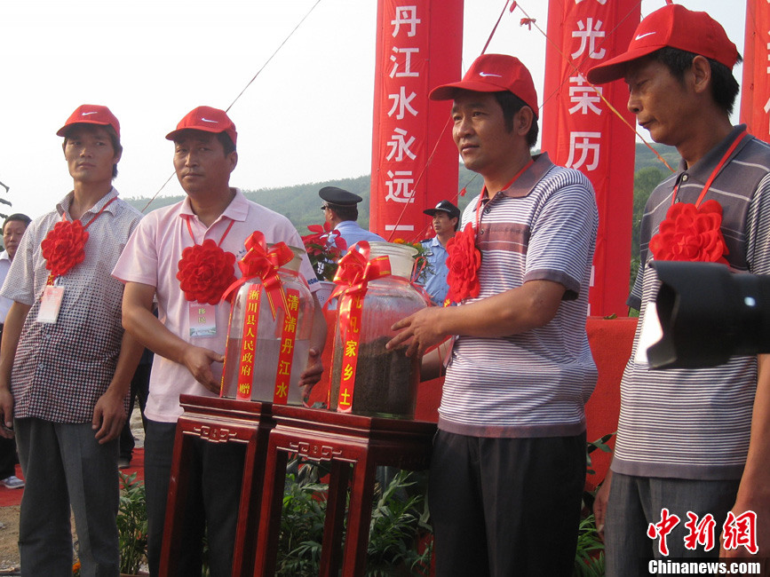南水北调丹江口库区最后一批移民迁往他乡