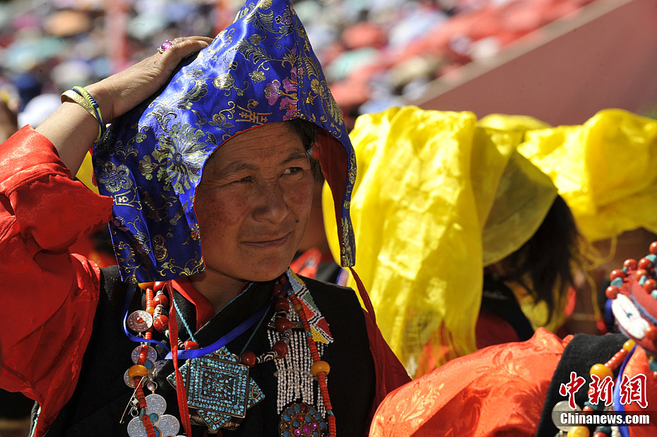 图集七彩后藏珠峰文化节开幕式上的演员们