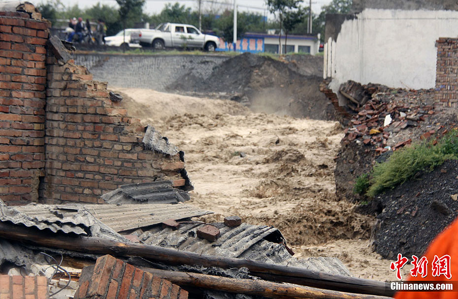 新疆北部降雨造成多地发生洪灾民房倒塌或被淹