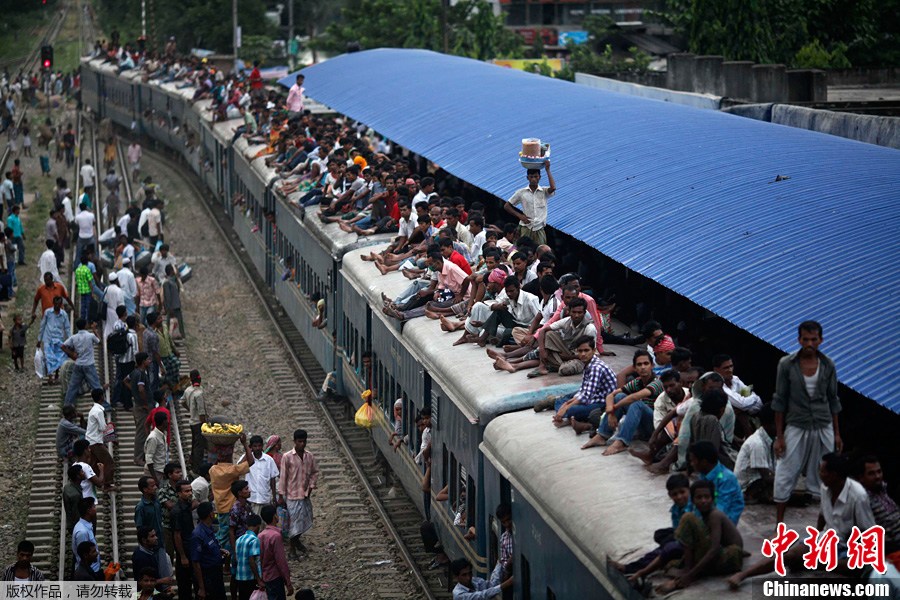 孟加拉穆斯林挤火车回家度开斋节