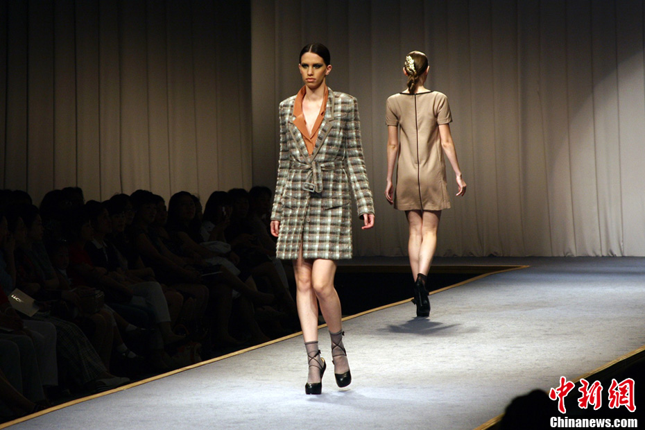 美国华裔设计师大连国际服装节秀摩登雅致1014