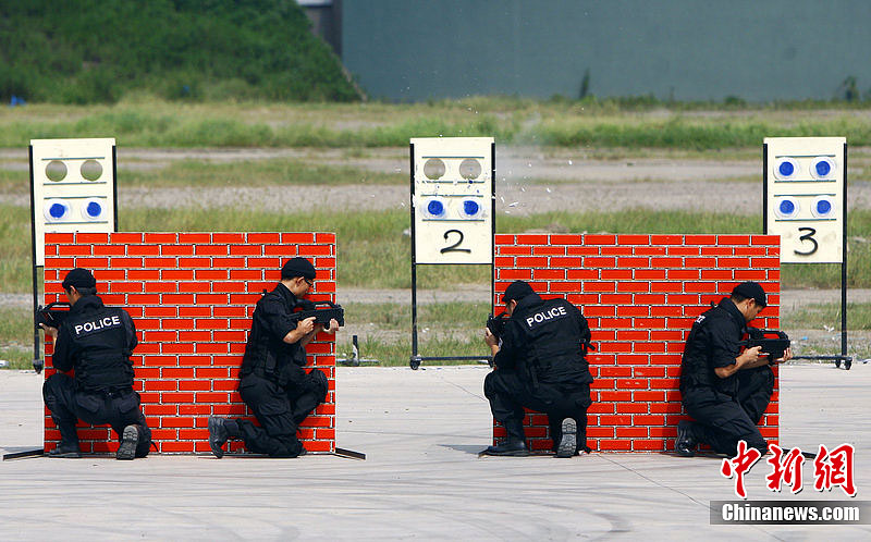 上海公安特警举行反恐演练