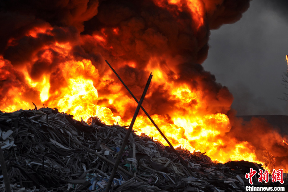 泰州一工厂露天泡沫塑料着火浓烟漫天112