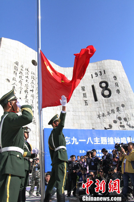 侵华日军南京大屠杀遇难同胞纪念馆内民众凭吊