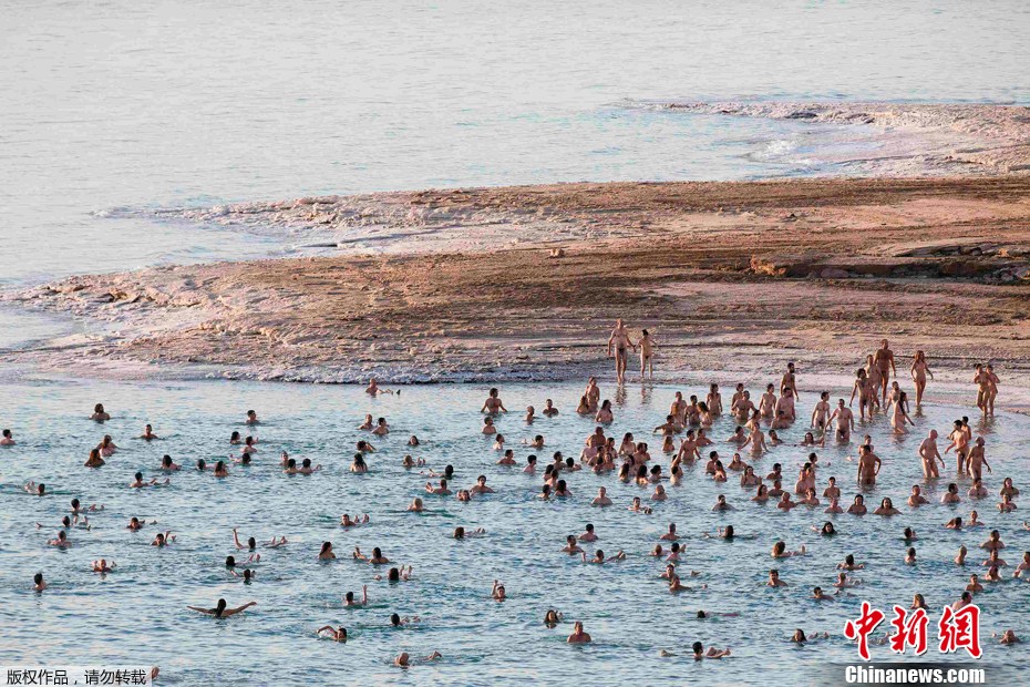 以色列千余男女一丝不挂死海拍裸照14