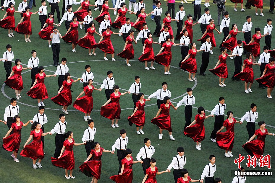山东潍坊700中学生舞动校园华尔兹
