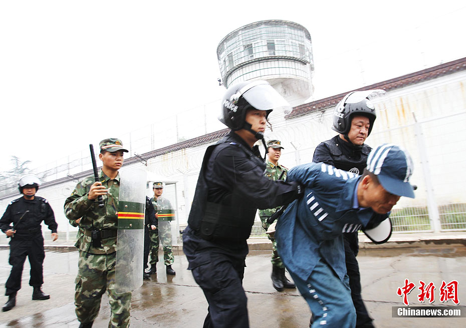 9月27日下午,河南省豫西监狱举行"警盾一号"反恐怖应急处置战术演习.