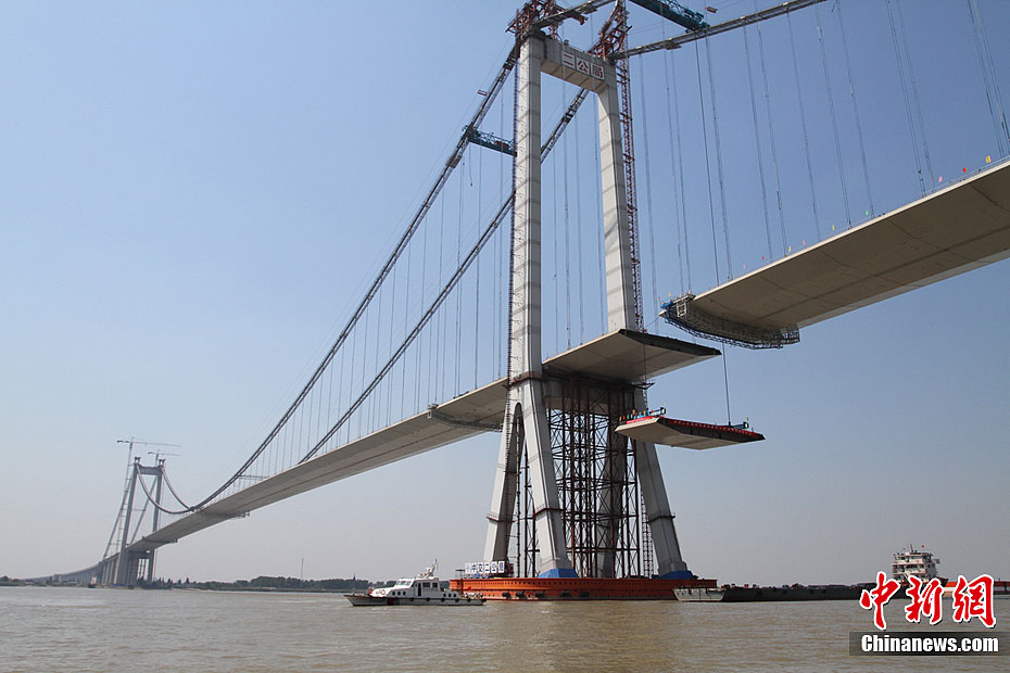 江苏泰州长江公路大桥顺利合龙