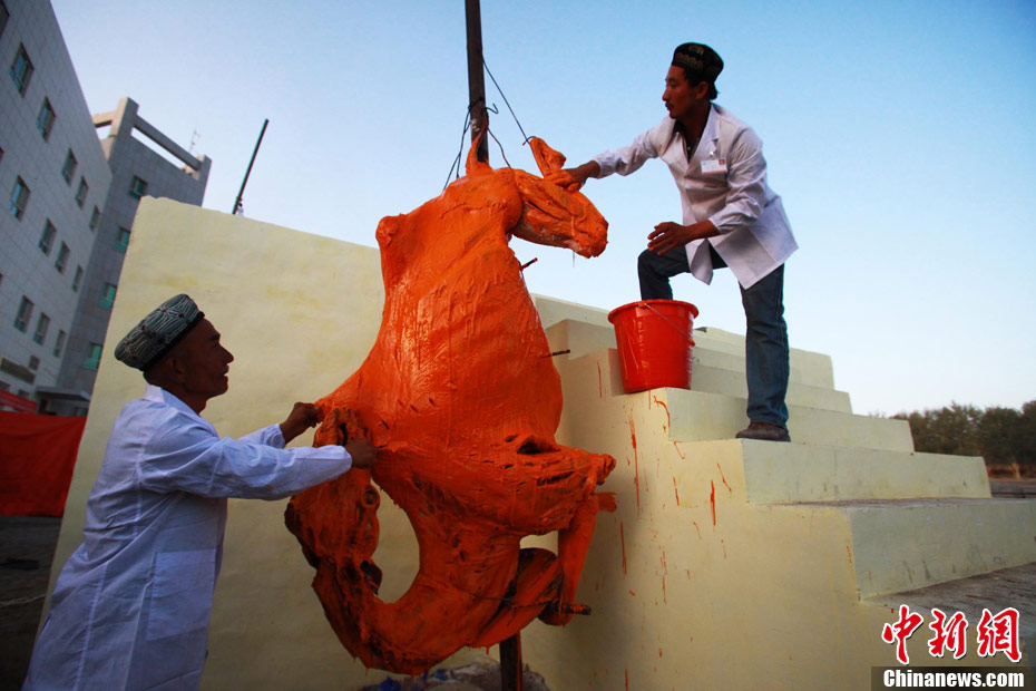 新疆烤制200公斤烤全驼引围观