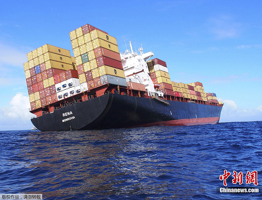 利比亚四万吨级货轮“雷娜”触礁
