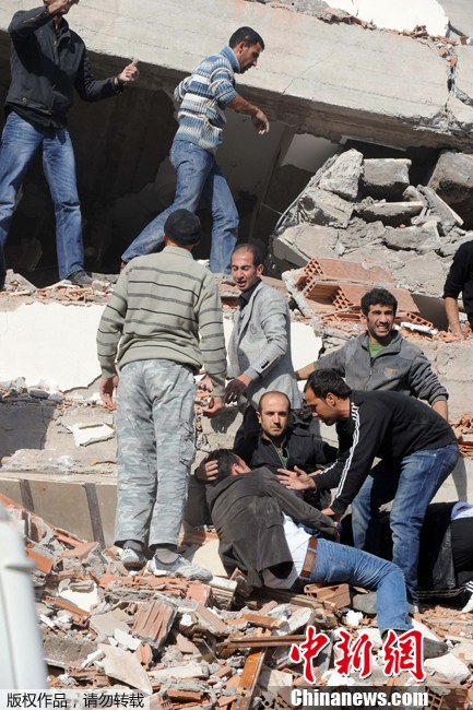 土耳其东部发生7.3级地震 多栋建筑倒塌