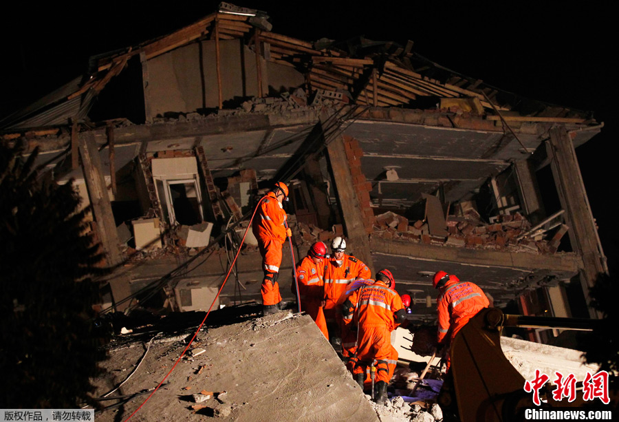 土耳其地震遇难人数超200 救援工作展开