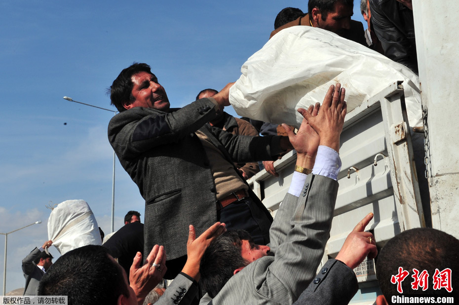 土耳其地震灾民抢夺救灾物资
