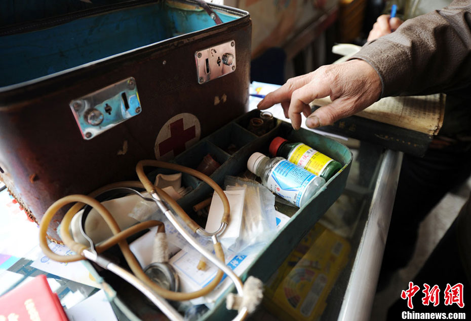 坚守深山40载甘肃农村的赤脚医生