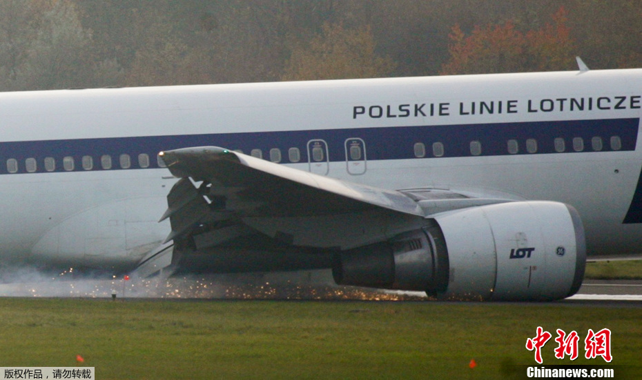 波兰一架客机成功迫降华沙机场