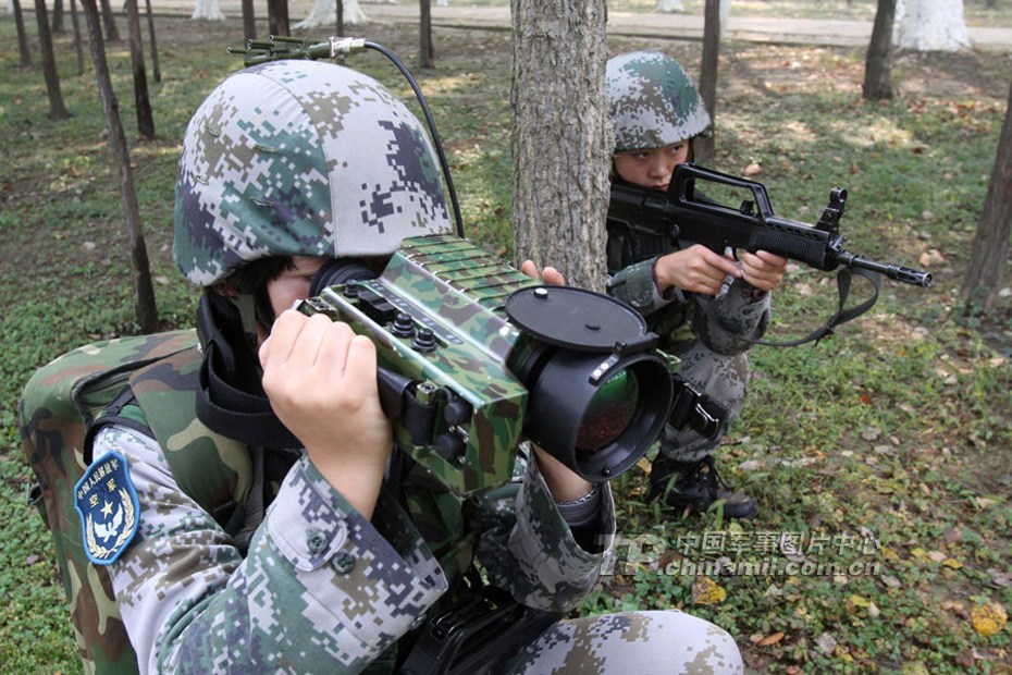 空降兵女子侦察引导队首次亮相演习