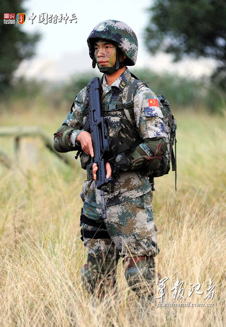 图说中国特种兵卧倒拔枪射击058秒110