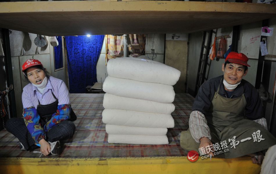 花铺里,何祖明与栗生夫妇忙碌了一天,盘腿坐在操作平台上小憩.