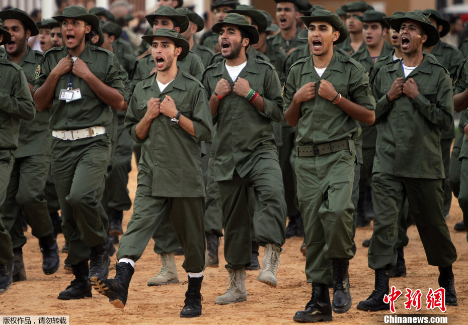 利比亚举行阅兵仪式庆祝卡扎菲下台
