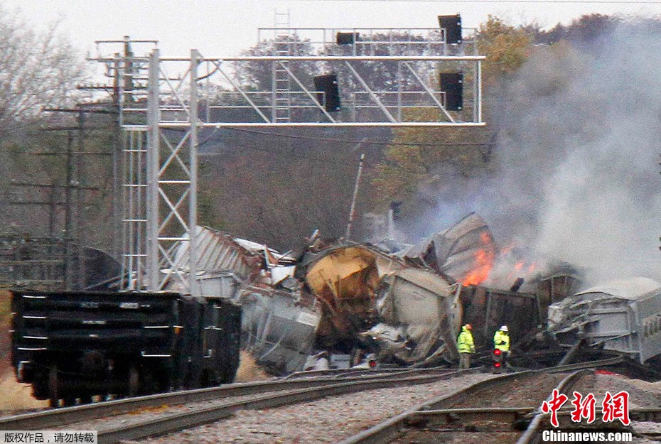 美国伊利诺伊州一列火车出轨并起火