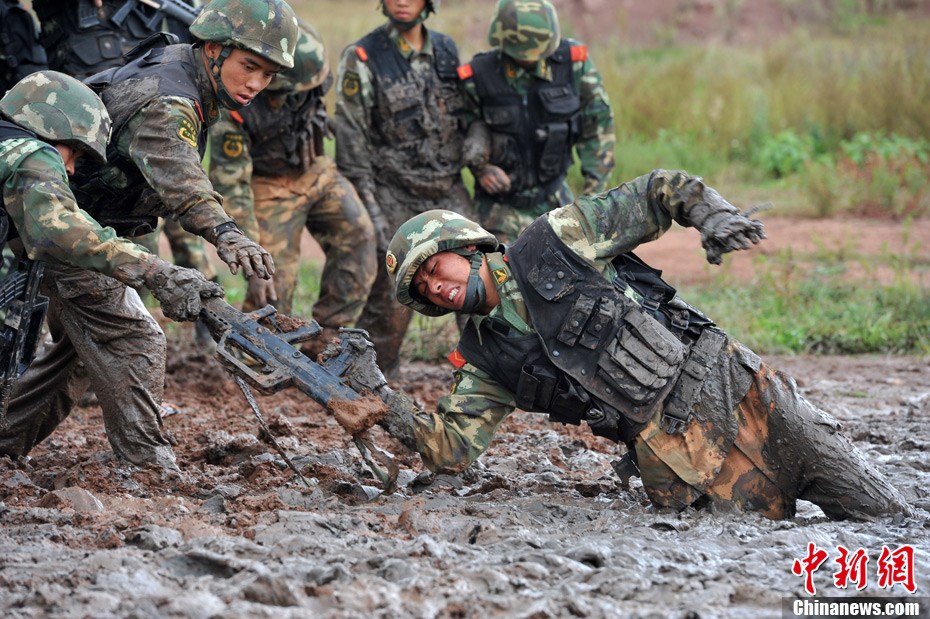 武警云南总队对特战队员进行魔鬼训练