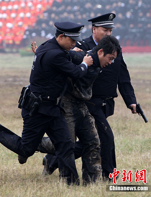 河南许昌公安局举行反劫持演练