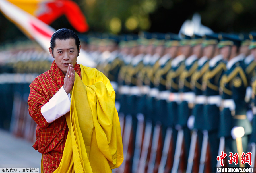 不丹国王夫妇首次访问日本