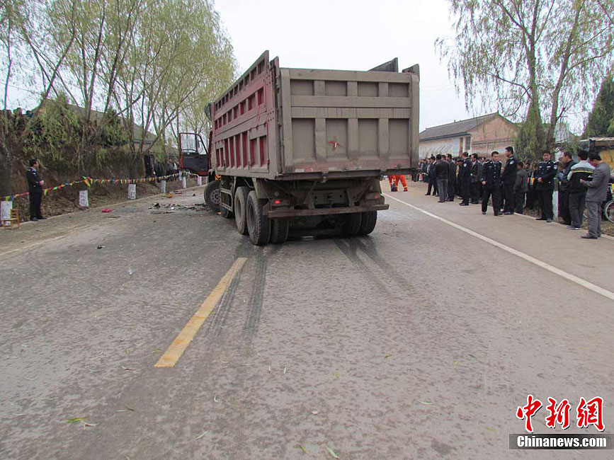 甘肃正宁幼儿园校车与运煤车相撞