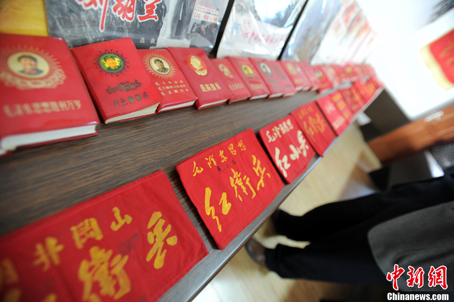 云南奇人26年收藏3万多枚毛主席像章