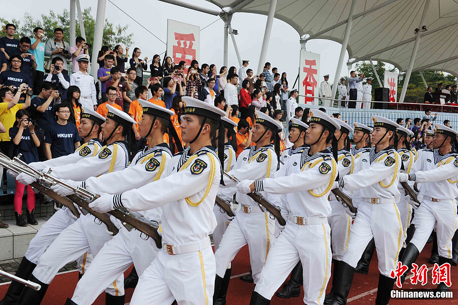 威武的驻港三军仪仗队让香港大学生赞不绝口
