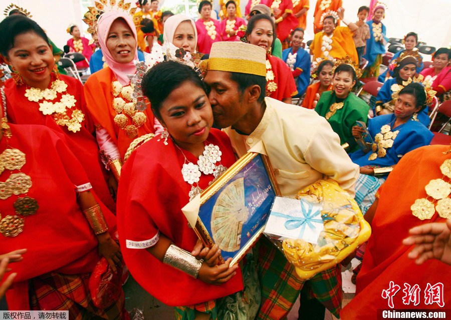 印尼400对低收入新人举行集体婚礼13
