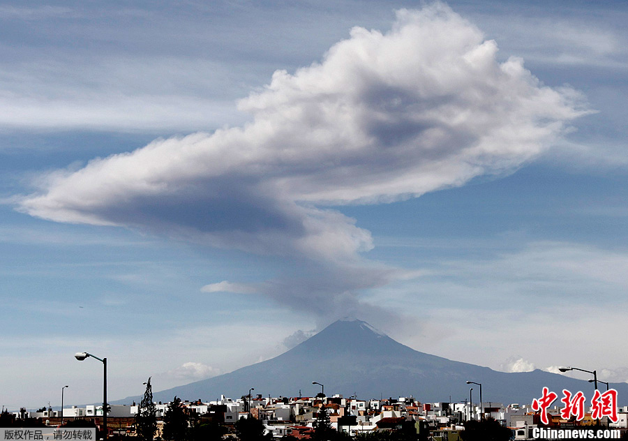 墨西哥一火山喷发大量蒸汽 状如蘑菇云