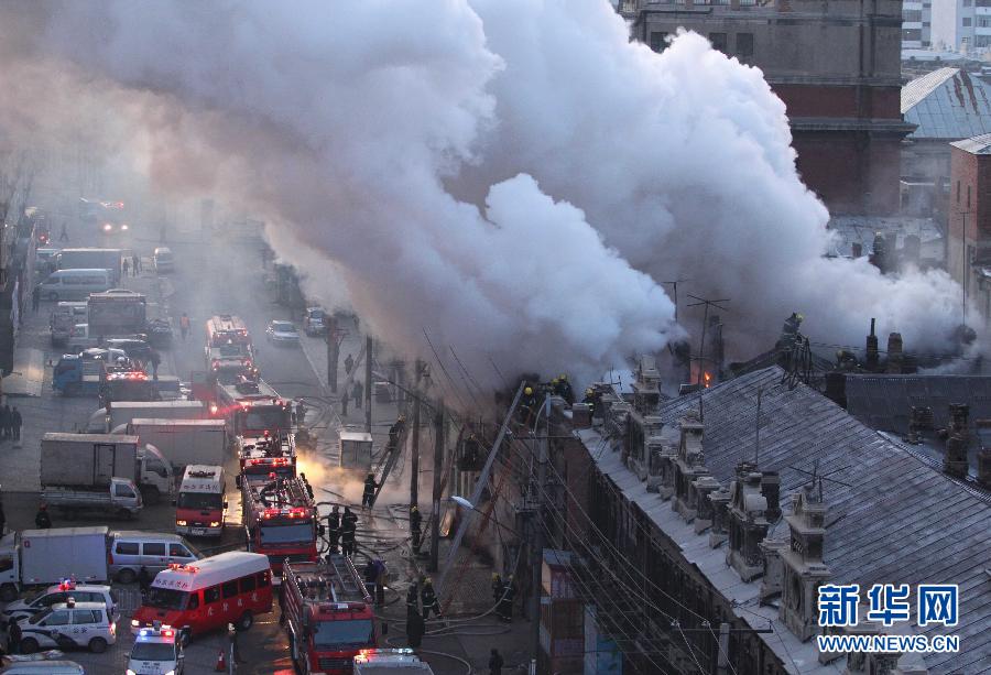 哈尔滨一栋老式居民楼失火浓烟冲天