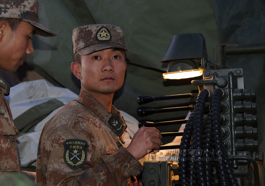 兰州军区首支远程火箭炮部队首次实弹射击