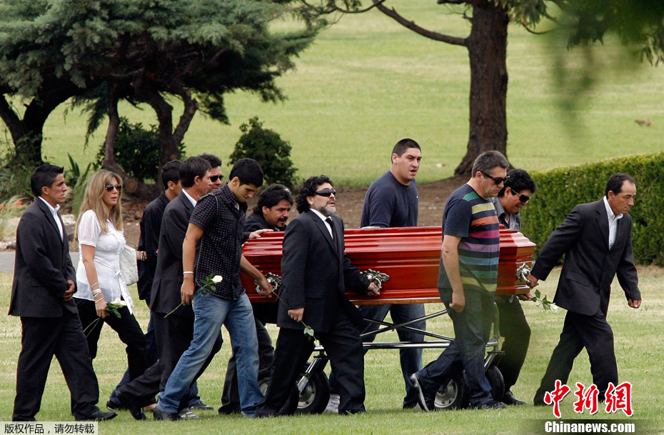 马拉多纳回家奔丧球王为母亲下葬